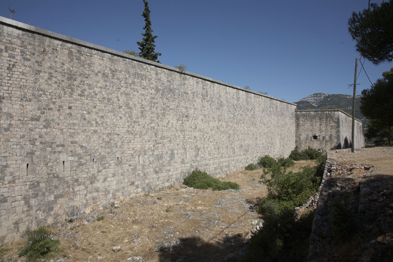 Front de gorge Est (1-5), grande courtine crénelée, flanc et face droits du bastion nord-est (5), fossé.