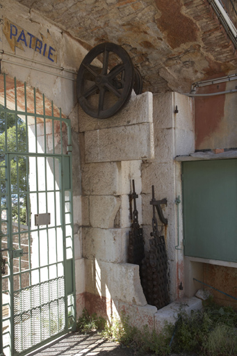 Détail de la porte à pont-levis, vue intérieure d'un logement de contrepoids du pont ""à la Poncelet"".