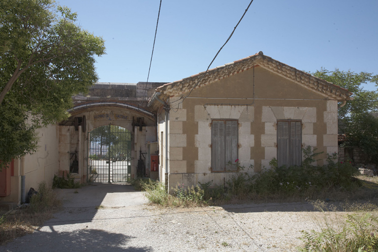 Porte à pont-levis au milieu du front sud (1-2), élévation intérieure, chemin de ronde et corps de garde.