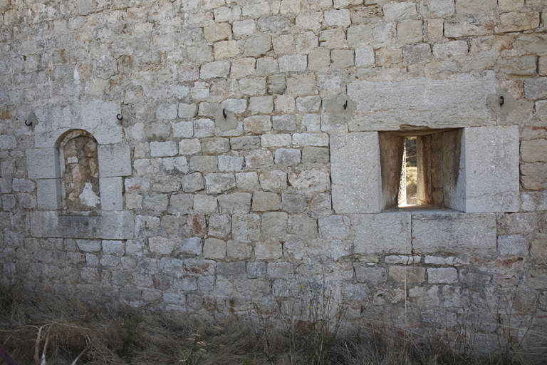 Flanc gauche du bastion sud-est (1), détail d'une embrasure (murée) et d'un créneau, vus de l'intérieur.