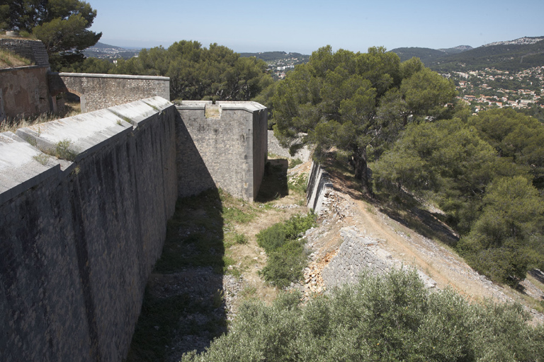 Front nord (4-5) courtine, bastion nord-ouest (4), fossé et sa contrescarpe.