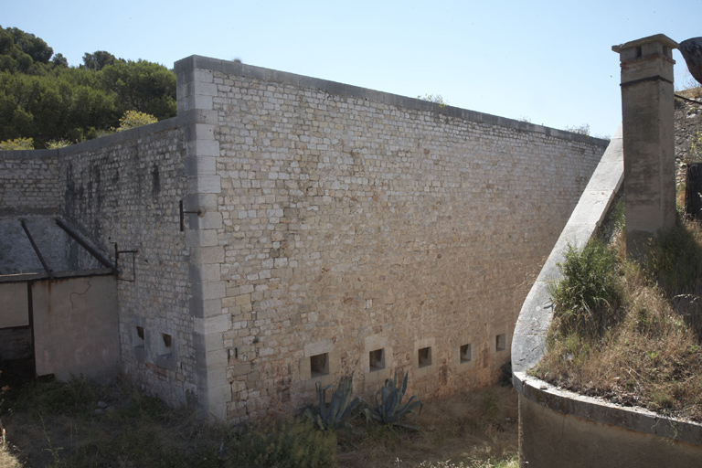 Front de gorge Est (1-5), vue intérieure du flanc droit du bastion nord-est (5) et de la courtine crénelée.