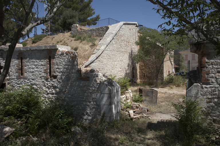 Aile ouest du cavalier : talus de la batterie, mur de profil, vus du mur de gorge crénelé du bastion 2.