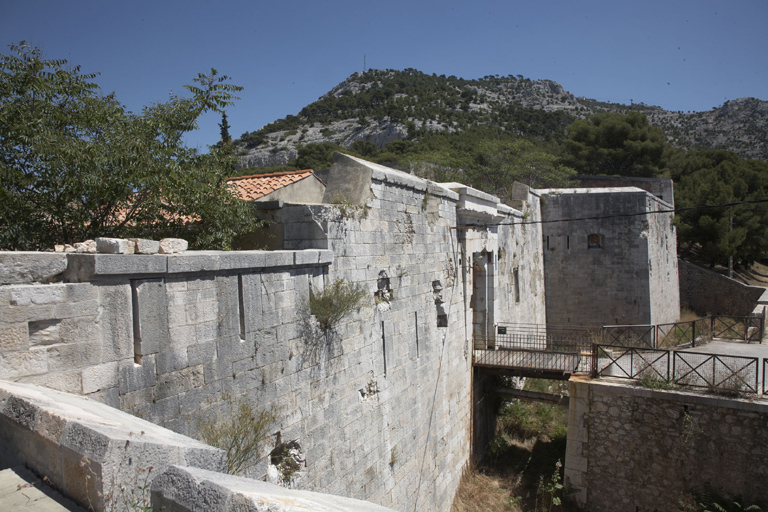 Front d'entrée sud (1-2) vu du bastion sud-ouest (2), courtine, porte à pont-levis, bastion sud-est (1).