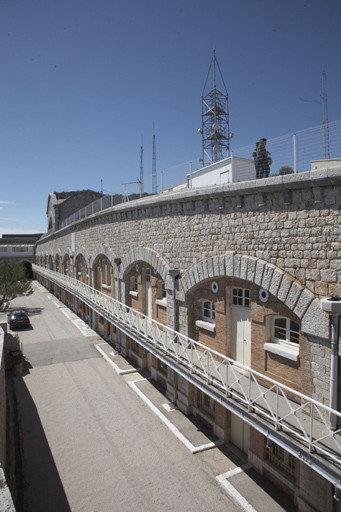 Caserne casematée (a), ensemble de la façade sur cour depuis l'Est.