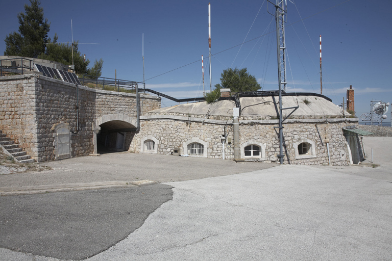 Ancienne tour (tronquée) de 1844, vue extérieure ouest, à gauche traverse de la batterie et communication.