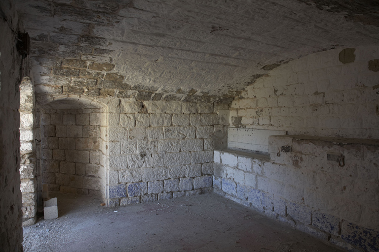 Batterie haute : place d'armes ouest, une casemate de l'abri du gardien de batterie.