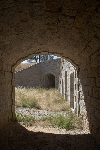 Batterie haute : place d'armes ouest, vue depuis la communication Est vers celle de l'ouest.