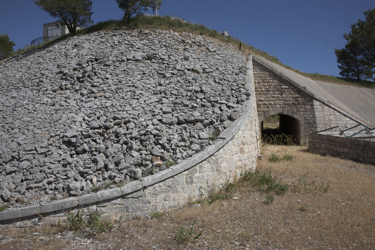 Batterie haute : Coupure revêtue dans le talus à l'issue de la communication au chemin de ronde ouest.