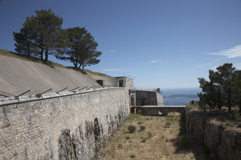 Enceinte : front de gorge ouest, courtine (1-2), porte, bastion sud-ouest (2), fossé et pont d'accès.