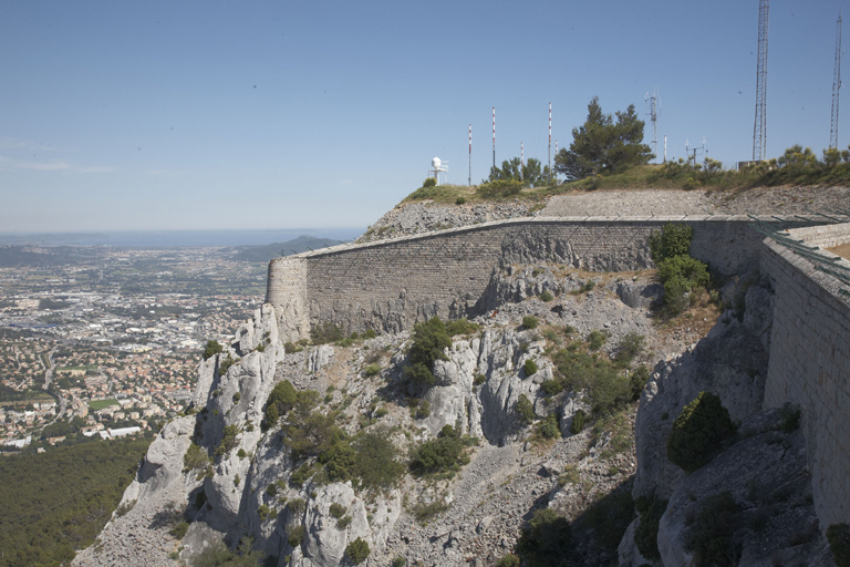 Enceinte : front nord escarpé, flanc gauche du grand redan 7, talus des parapets de la batterie haute.