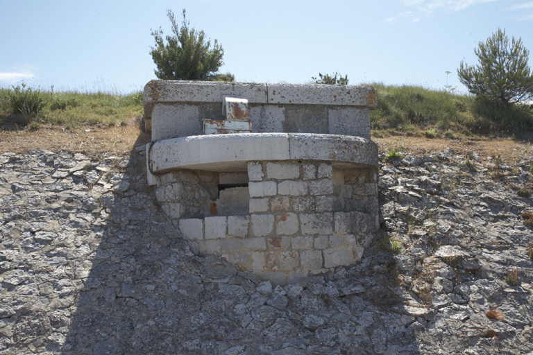 Batterie haute : dans le talus en pierre sèche, cheminée de la galerie nord des souterrains en caverne.