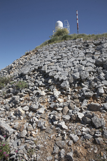 Batterie haute : détail du talus en pierre sèche des parapets du front nord, tombant en ruines.