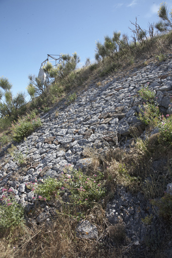 Batterie haute : détail du talus en pierre sèche des parapets du front nord, avec briques en réemploi.