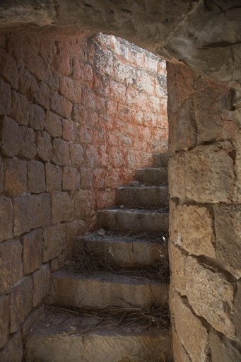 Enceinte : intérieur de la tour casematée nord-est (6), escalier d'accès.