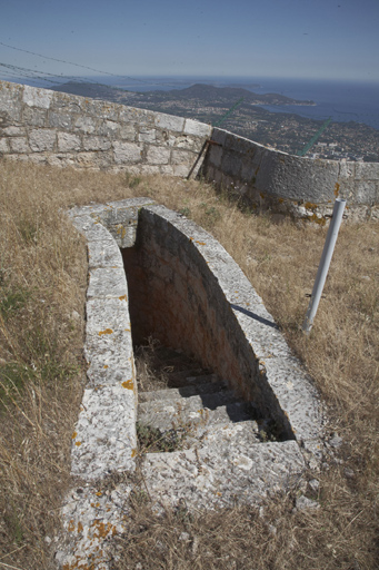 Enceinte : tour casematée nord-est (6), escalier d'accès vu de la terrasse.