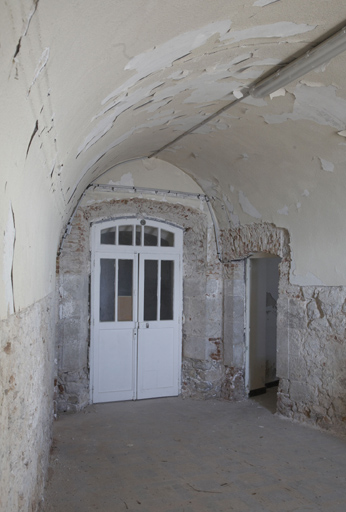 Ancienne tour (tronquée) de 1844, intérieur de la casemate d'entrée radiante voûtée en 1875.