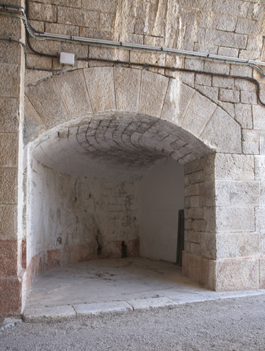 Porche sur cour de l'entrée, couloir courbe de communication à la caserne casematée.