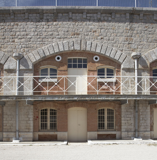 Caserne casematée (a), façade sur cour d'une des travées de casemates du casernement, coursive.