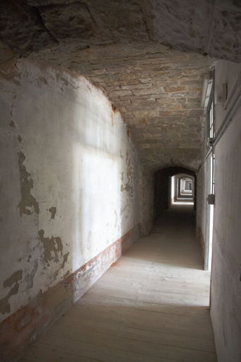 Caserne casematée (a), étage des casemates du casernement, distribution en corridor, vue de l'ouest.