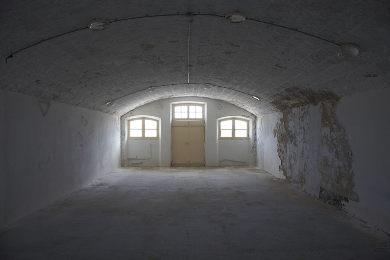 Caserne casematée (a), étage des casemates du casernement, intérieur d'une casemate, vers la façade.