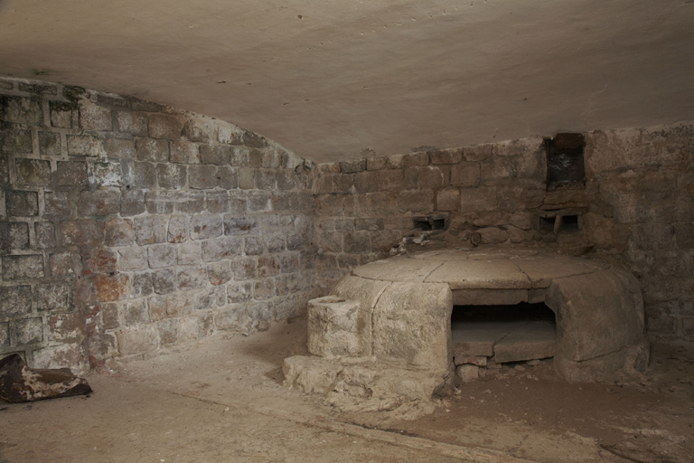 Communication de la cour à la batterie basse Est, casemate latérale sud avec cul de four de la cuisine.