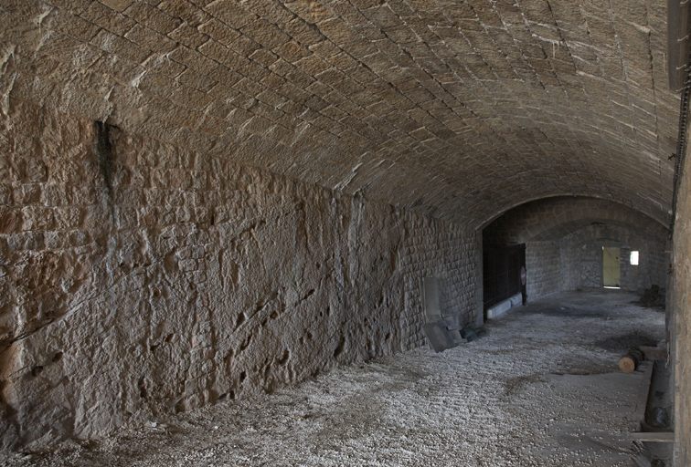 Communication casematée de la cour à la batterie basse Est, vue vers la salle du puits et la poterne.