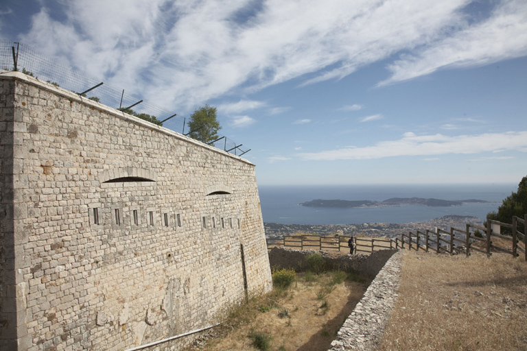 Enceinte : face droite du bastion sud-ouest (2) avec créneaux de la galerie d'escarpe, fossé et vue sur la rade.