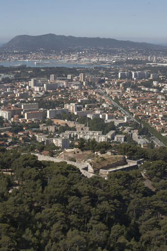 Vue générale plongeante depuis le chemin d'accès de la tour de l'Hubac. ; Toulon. Fort du Grand Saint-Antoine dominant la ville et la rade.