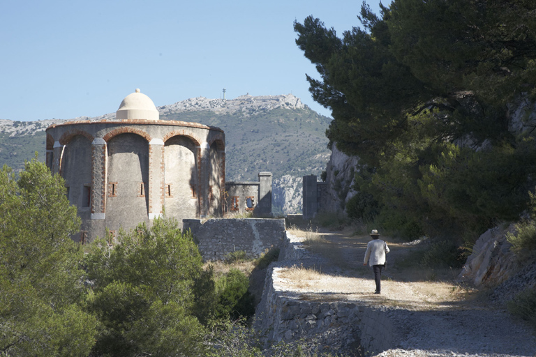 Tour, courtine d'entrée et porte de la batterie vus du sud, depuis le chemin d'accès.