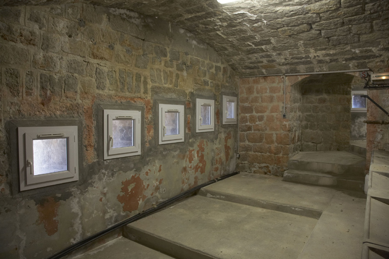 Enceinte : intérieur du bastion sud-ouest (2), galerie d'escarpe crénelée de la face droite.