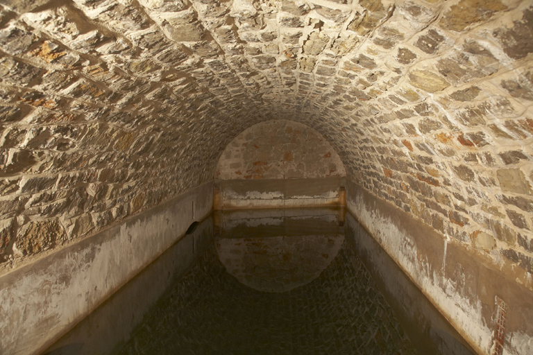 Enceinte : intérieur du bastion sud-ouest (2), une des travées de la grande citerne.