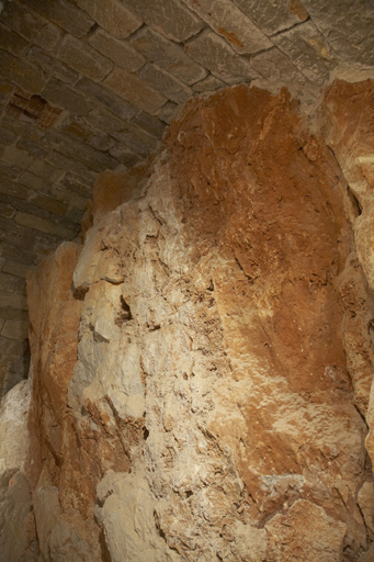 Magasin à poudres (k), intérieur au fond du couloir d'isolement, affleurement du rocher.