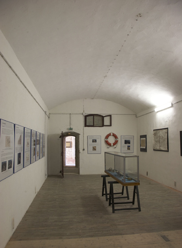 Magasin à poudres (k), intérieur de la salle de stockage, vers le sas d'entrée.