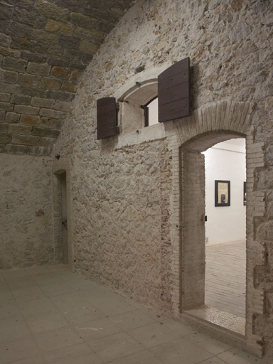 Magasin à poudres (k), intérieur du sas d'entrée, façade d'entrée de la salle de stockage.