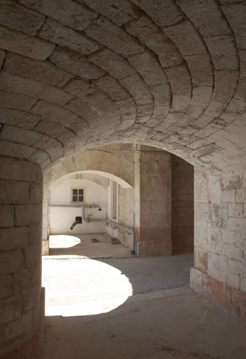Porche sur cour de l'entrée, vue latérale depuis le couloir courbe de communication à la caserne casematée.