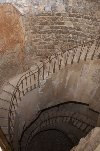 Puits d'accès à la galerie souterraine en caverne Est, vue plongeante sur l'escalier.