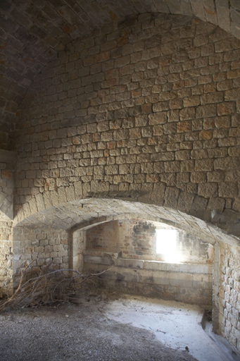 Salle du puits au boute de la communication casematée à la batterie basse, poterne fermée du sud.
