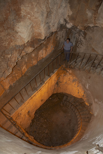 Puits d'accès à la galerie souterraine en caverne Est, vue plongeante sur l'escalier.