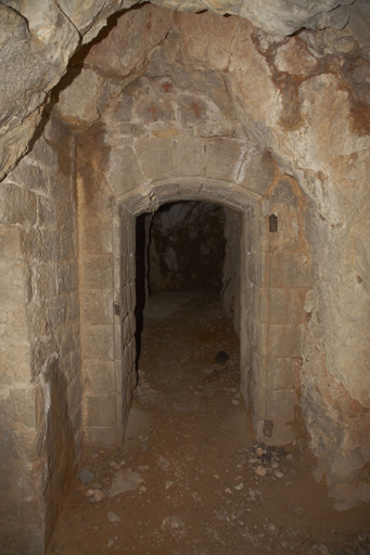 Galerie souterraine en caverne Est, détail d'une branche secondaire en partie maçonnée.