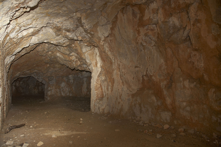 Galerie souterraine en caverne Est, branche principale desservant les casemates sans embrasure.