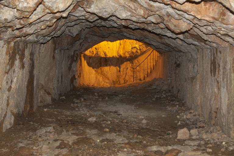 Galerie souterraine en caverne Est, branche d'accès, vue vers le puits d'accès.