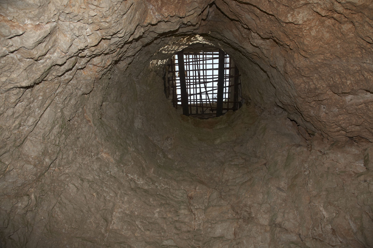 Galerie souterraine en caverne Est, extremité nord de la branche principale, puits de ventilation.