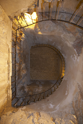Puits d'accès à la galerie souterraine en caverne Est, vue contre-plongeante prise du centre du puits.