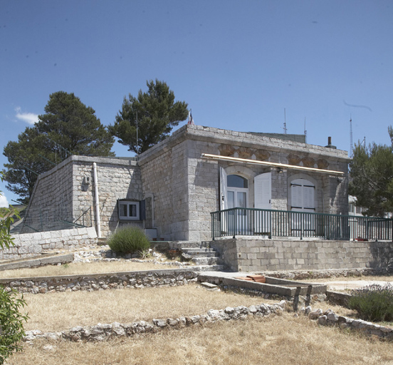Bâtiment (b) sur la porte, façade sud vue de la terrasse du bastion sud-ouest (2).