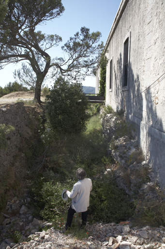 Caserne défensive, façade et fossé sud vus de l'Est.