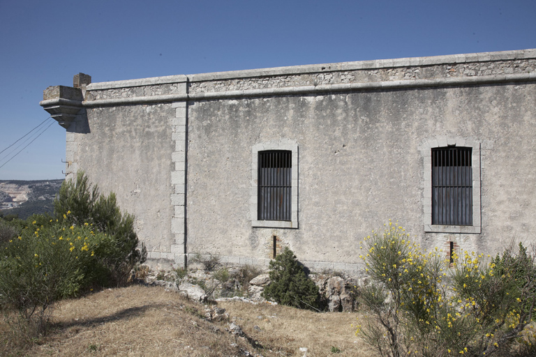 Caserne défensive, moitié gauche de la façade sud, fenêtres à créneau d'allège, ressaut de la travée de culée.