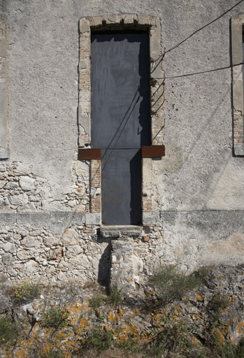 Caserne défensive, façade latérale ouest, détail de la fenêtre d'axe avec poterne repercée dans l'allège.