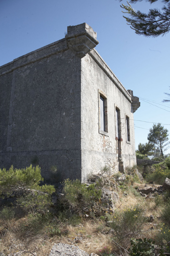Caserne défensive, travée de culée ouest et fossé, vue nord-ouest.