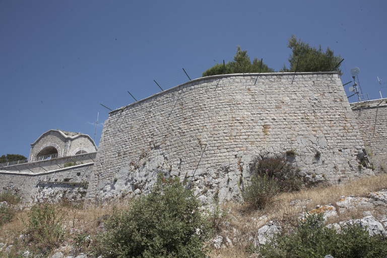 Enceinte : front sud, bastion médian (3), à l'arière-plan à gauche, porche du monte-charge sur la caserne.